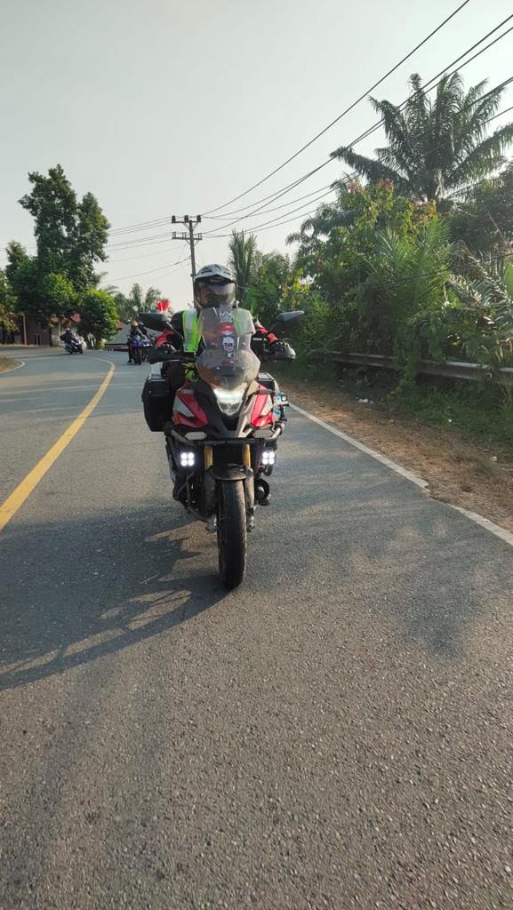 Cari_Aman saat Touring ala Menara Agung 1 TOURING—Salah seorang bikers dari komunitas Honda Sumbar saat touring.