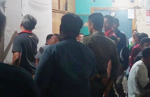 JUALAN TUAK— Petugas Satpol PP Padang bersama warga mendatangi warung yang menjual minuman tuak, di kawasan Lubeg. Sebanyak 2 liter tuak berhasil disita sebagai barang bukti, Minggu (29/10) malam.