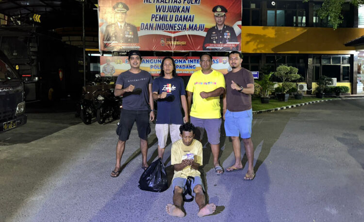 Pria Pengangguran Curi Besi di Gudang Alat Berat, Terekam CCTV, Pelaku Bolak-balik 5 Kali 1 PENCURI— Pelaku Armanto (32) ditangkap Tim Klewang Polresta Padang atas kasus pencurian besi di gudang penyimpanan alat berat.