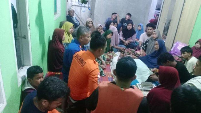 Bocah SD Tewas Digulung Ombak 1 TEWAS— Jenazah bocah SD yang tewas akibat digulung ombak di Pantai Sikabu Pasbar disemayamkan di rumah duka.