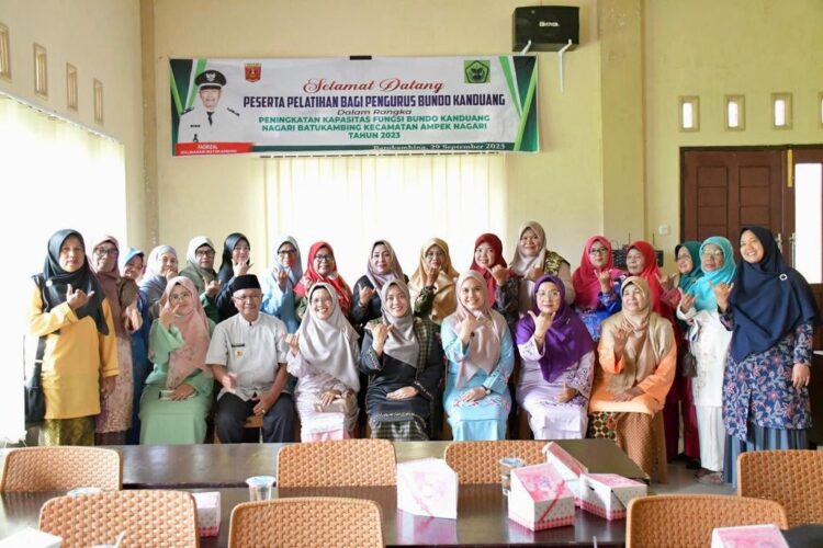 Bundo Yenni: Lestarikan dan Jaga Adat Istiadat Minangkabau di Agam 1 JAGA KELESTARIAN ADAT ISTIADAT— Bundo Kanduang Kabupaten Agam, Yenni Andri Warman mengajak Bundo Kanduang Nagari Batu Kambiang untuk melestarikan dan menjaga adat istiadat minangkabau di Kabupaten Agam.