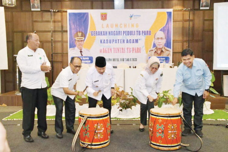 Bupati Agam Ajak Elemen Masyarakat Lawan TBC 1 LAUNCHING— Bupati Agam Andri Warman melaunching Gerakan Nagari Peduli TB Paru, di The Balcone Hotel and Resort, Rabu (18/10).