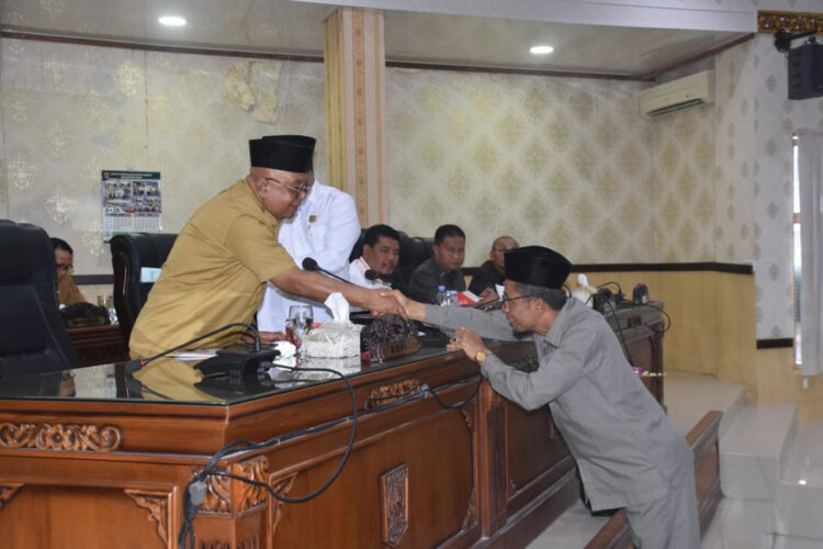 Sekda Agam Dengarkan Pandangan Umum Fraksi DPRD Terhadap RAPBD 2024 1 RAPAT PARIPURNA— Sekda Agam Edi Busti menghadiri Rapat Paripurna mendengarkan pandangan umum Fraksi terhadap RAPBD 2024, Senin (9/10).