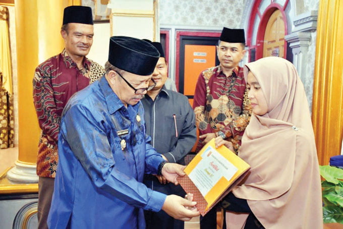 Kembangkan Pendidikan Tahfiz, Bupati Agam: Santri TPA/MDA Berpotensi jadi Hafiz 1 BERIKAN BANTUAN— Bupati Agam Andri Warman berikan bantuan bagi 2 guru TPA/MDA termuda untuk melanjutkan pendidikan S2, dan tengah melanjutkan S2 jurusan Bahasa Inggris.