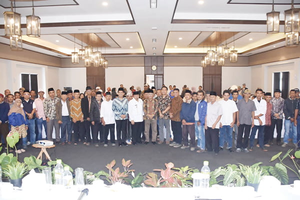 SOSIALISASI— KPU RI bersama anggota DPR RI Guspardi Gaus menggelar sosialisasi dan pendidikan pemilih pemilu serentak 2024, di Hotel Balcone and Resort, Minggu (22/10).