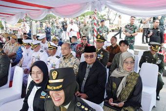 HUT TNI— Sekda Agam Edi Busti menghadiri upacara peringatan HUT TNI ke-78 di Pantai Purus, Kecamatan Padang Barat, Kota Padang, Kamis (5/10).