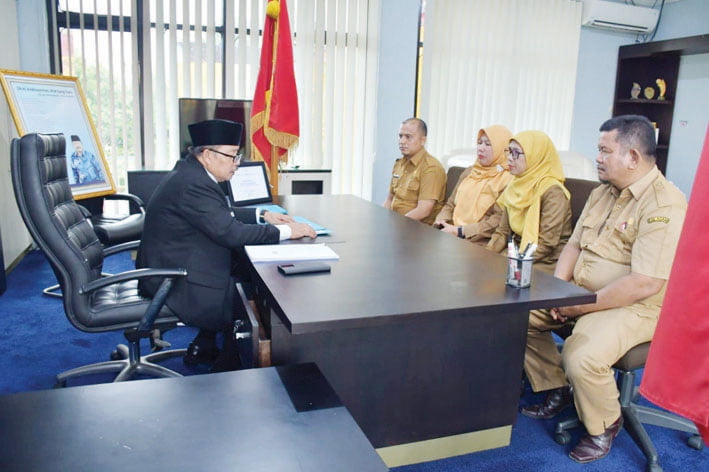 WAWANCARA— Sebanyak 82 guru di Kabupaten Agam, dipromosikan sebagai kepala sekolah tingkat SD dan SMP di daerah itu, Senin (16/10). 41 orang diantaranya diwawancara langsung oleh Bupati Agam, Dr H Andri Warman.