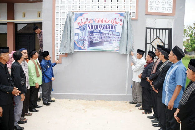 Bupati Resmikan Gedung Rumah Tahfiz Nurussalam Surau Usang 1 RESMIKAN— Bupati Agam, Dr H Andri Warman MM resmikan pemakaian gedung Rumah Tahfiz Qur’an Nurussalam Surau Usang, Jorong Koto Malintang, Nagari Persiapan Koto Tangah Koto Malintang, Kecamatan Tilatang Kamang, Minggu (15/10).
