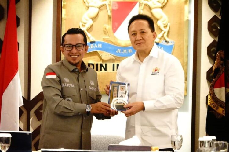 Eka Putra: Investor Jangan Takut Berinvestasi 1 BERTEMU— Bupati Eka Putra ketika bertemu dengan Triawan Munaf Wakil Ketua Umum Kamar Dagang dan Industri (Kadin) Indonesia Bidang Pariwisata.