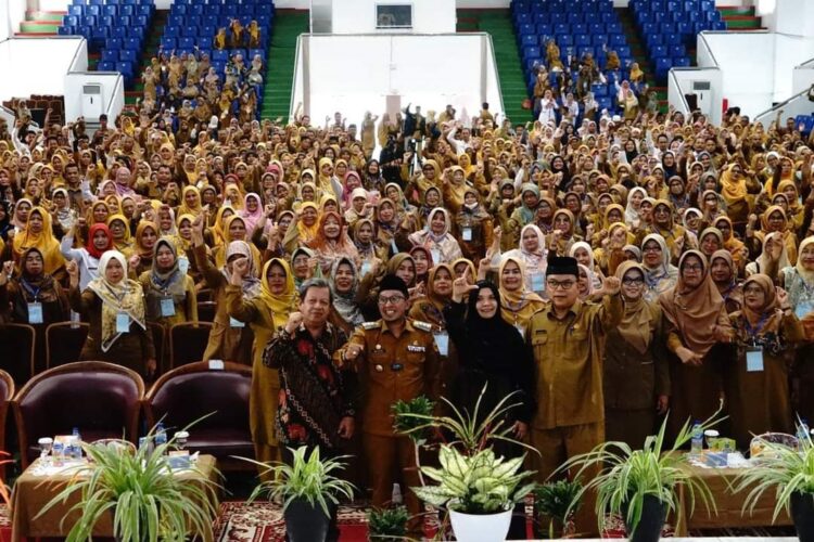 SEMINAR GURU—Bupati Tanahdatar Eka Putra berfoto sama dengan peserta Seminar Guru dengan tema, “The Power of Spiritual Mindset”, di Auditorium UIN Mahmud Yunus Batusangkar.