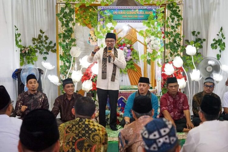 Pemkab Tanah Datar Dukung Penuh Kegiatan Keagamaan Masyarakat 1 KHATAM AL QURAN— Bupati Tanahdatar Eka Putra menghadiri acara khatam Al Qur’an dan khatam Tahfizh di Surau Gudang Nurul Hamdi Kubu Rajo, Nagari Limo Kaum, Kecamatan Lima Kaum.
