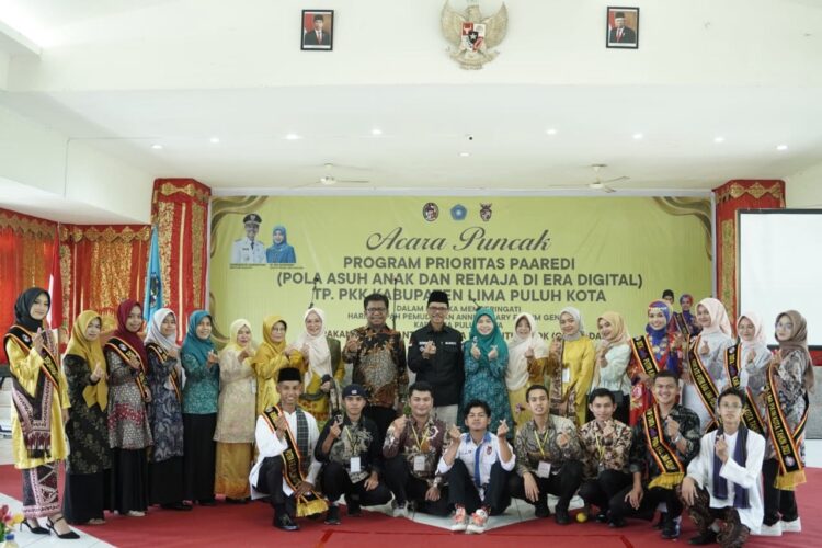 Bupati Ingatkan Generasi Muda Jauhi Narkoba 1 inovasi Granadar—Bupati Limapuluh Kota Safaruddin Dt. Bandaro Rajo bersama Ketua PKK saat acara program prioritas PAAREDI dan peluncuran inovasi Granadar, Sabtu (21/10).