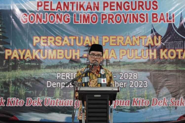 Pengukuhan Gonjong Limo Bali, Bupati Safaruddin Meminta Perantau Saiyo Sakato 1 Bupati Lima Puluh Kota saat menyampaikan sambutan dalam acara pengukuhan Gonjong Limo Bali
