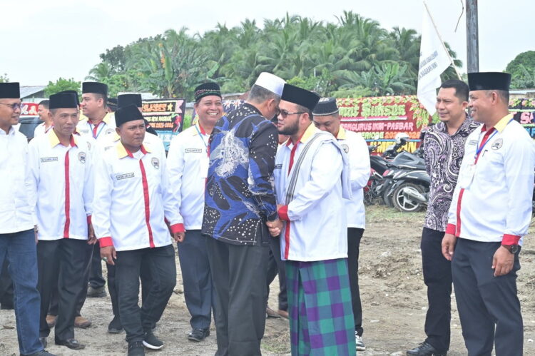 Pengurus IKM Pasbar Kota Medan Periode 2023-2027 Dikukuhkan 1 PENGUKUHAN PENGURUS— Bupati Pasaman Barat Hamsuardi disambut panitia IKM Pasbar yang ada di Medan sebelum pelantikan pengurus periode 2023-2027.