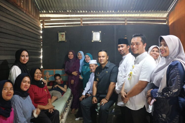 Bupati Sijunjung Benny Dwifa Beri Bantuan Penderita Lumpuh 1 KUNJUNGI—Bupati Sijunjung Benny Dwifa Yuswir didampingi Ketua TP-PKK Ny. Riri Benny Dwifa saat mengunjungi salahseorang warga yang mengalami kelumpuhan.