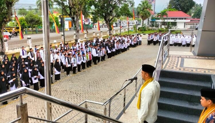 Melawan Kebodohan dan Ketertinggalan, Bupati: Santri Merupakan Para Pejuang 1 PEMBINA APEL HARI SANTRI— Bupati Sijunjung Benny Dwifa Yuswir menjadi pembina apel peringatan Hari Santri Indonesia tahun 2023 di halaman kantor Bupati Sijunjung, Muaro Sijunjung, Minggu (22/10).