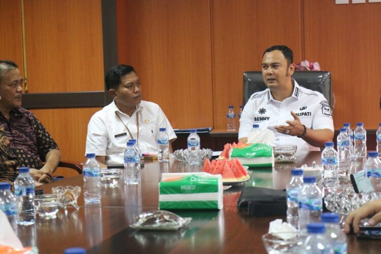 Atasi Blankspot di Sijunjung, Bupati Benny Dwifa Gelar Pertemuan dengan Telkom dan Telkomsel 1 ARAHAN—Bupati Benny Dwifa saat berikan arahannya dalm kegiatan silaturahmi sekaligus membicarakan langkah-langkah strategis untuk pengembangan kerjasama.