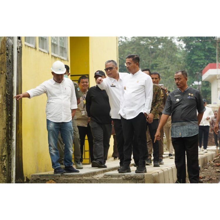 Bupati H. Khairunas Pantau Langsung Proyek Pemerintah 1 MONITORING—Bupati Solok Selatan H. Khairunas melakukan evaluasi dan monitoring sejumlah proyek pembangunan, Jumat (27/10).