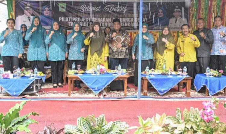 PILOT PROJECT— Bupati Suhatri Bur bersama kader PKK menghadiri pencanangan Nagari Tandikek Selatan, Kecamatan Patamuan, Kabupaten Padangpariaman sebagai pilot project program gerakan keluarga sehat tanggap dan tangguh bencana.