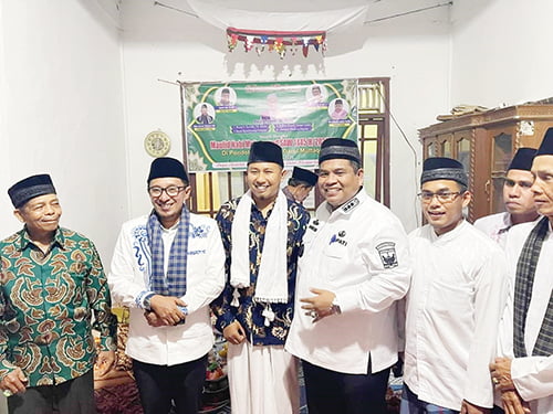 KUNJUNGAN— Bupati Padangpariaman Suhatri Bur kunjungi jemaah Satariyah di Pondok Pesantren Darul Mutaqin Padang Magek, Kecamatan Rambatan, Kabupaten Tanah Datar.