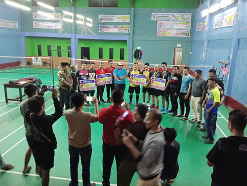 Bupati Suhatri Bur Tutup Kejuaraan Badminton 2023 1 SERAHKAN HADIAH— Bupati Padangpariaman Suhatri Bur menyerahkan hadiah kepada pemenang kejuaraan badminton PBSI Cabang Kabupaten Padangpariaman di Hall Mario Tampakis, Kecamatan Sintuk Toboh Gadang, Padangpariaman, Kamis (19/10).