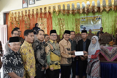 Bupati serahkan beasiswa dari baznas Lima Puluh Kota