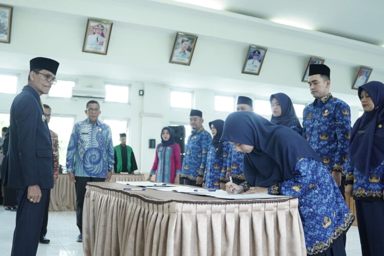 PETIKAN SK— Bupati Limapuluh Kota Safaruddin serahkan petikan SK PPPK di lingkungan Pemkab Limapuluh Kota, JUmat (27/10).