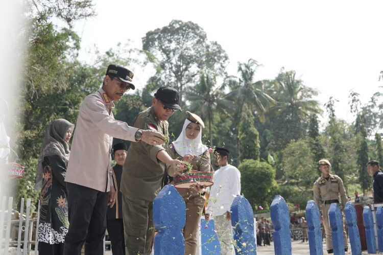 TABUR BUNGA—Bupati Limapuluh Kota melakukan  tabur bunga bersama Praja IPDN Kampus Sumbar di Lurah Kincia, Situjuah