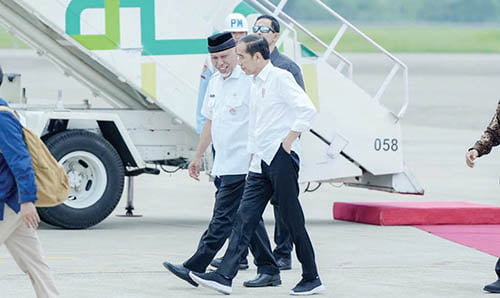 Gubernur Mahyeldi Laporkan Rencana Flyover Sitinjau Lauik, Presiden Jokowi Rencanakan kembali ke Sumbar Desember 2023 1 MENYAMBUT PRESIDEN— Kedatangan Presiden RI Joko Widodo (Jokowi) ke Sumbar disambut oleh Gubernur Sumbar, Mahyeldi Ansharullah di BIM, Rabu (25/10).