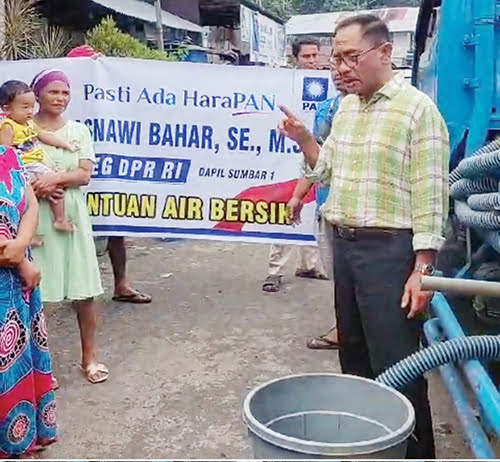 BANTUAN AIR BERSIH— Caleg DPR RI dari PAN Asnawi Bahar berikan bantuan air bersih untuk penuhi kebutuhan air minum warga Panggalangan Muaro Padang, Kamis (19/10).