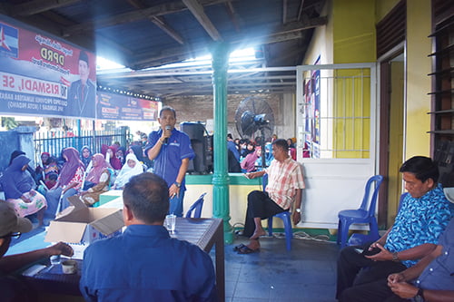Caleg DPRD Sumbar Rismadi, Sosialisasi dan Silaturahmi Bersama Warga Mata Air 1 SOSIALISASI— Caleg Rismadi,SE memberikan sosialisasi ke warga dan di hadiri oleh wakil Ketua DPRD Provinsi Sumbar Suwirpen Suib di Kelurahan Mata Air.
