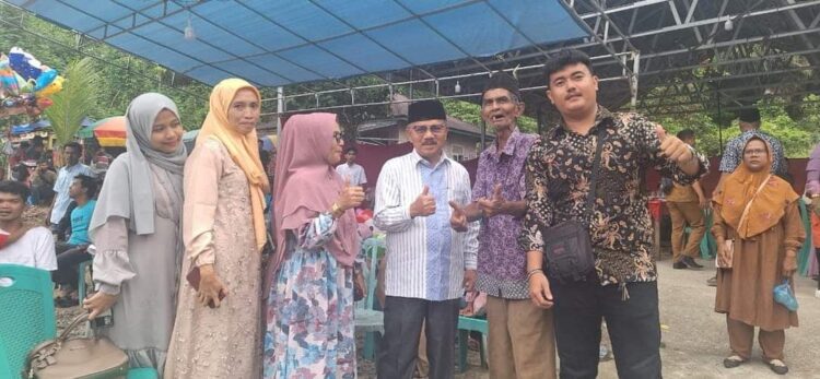 PERINGATAN MAULID— Ali Mukhni menghadiri acara Maulid Nabi Muhammad SAW, terlihat akrab dengan masyarakat.