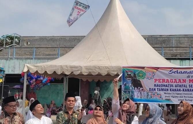 Ratusan Murid RA dan TK Manasik Haji di IV Nagari Sijunjung 1 LEPAS—Camat IV Nagari Ayu Bony Dwi Fitha, SSTP, M.Si secara resmi melepas balon ke udara, sebagai tanda dimulainya manasik haji didampingi ketua Ikatan Guru Raudhatul Athfal (IGRA).