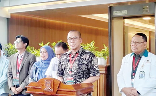 KPU Terima Hasil Tes Kesehatan, Tiga Bakal Paslon Capres-Cawapres Sanggup Jalankan Tugas 1 KONFERENSI PERS— Ketua KPU RI Hasyim Asy’ari dalam konferensi pers terkait pemeriksaan kesehatan di RSPAD Gatot Soebroto, Jakarta Pusat, Jakarta, Jumat (27/10).