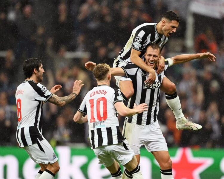 RAYAKAN GOL— Para Pemain Newcastle United saat merayakan gol Dan Burn yang dicetak ke gawang PSG dalam lanjutan Liga Champions di St. James Park, Kamis (5/10) dinihari WIB.