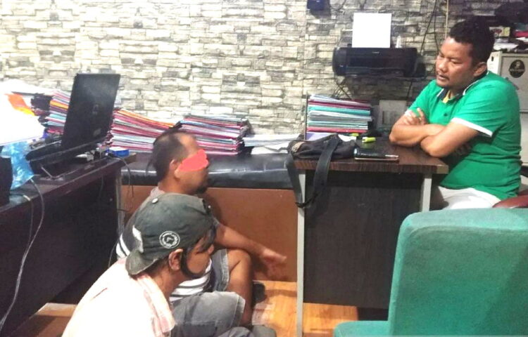 PENCURI BESI— Pelaku Z dan B yang terlibat kasus pencurian besi rel kereta api ditangkap Tim Klewang Polresta Padang.