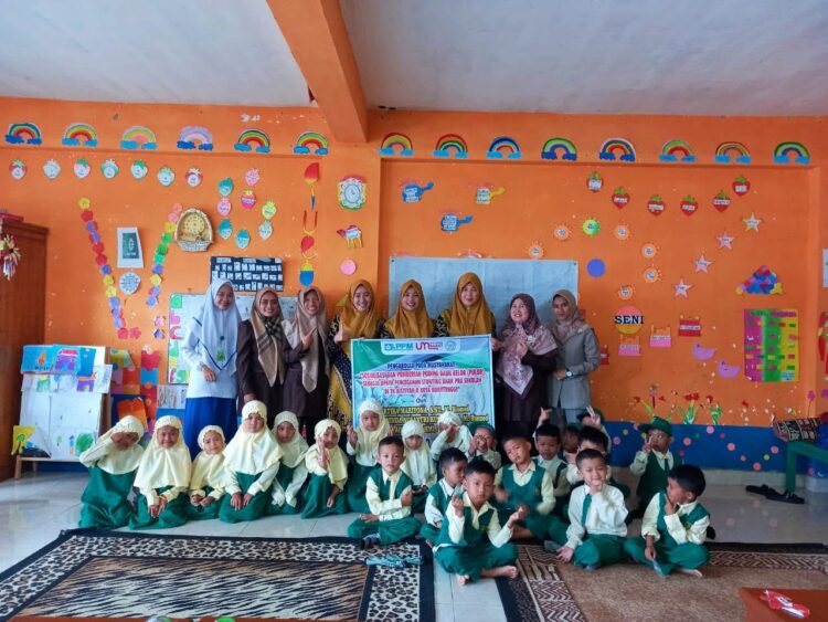 Cegah Stunting Anak Pra-Sekolah, Tenaga Ahli Kesehatan UM Perkenalkan Pulor 1 KENALKAN PULOR—Tim Sosialisasi UM Sumatera Barat memperkenalkan Puding Daun Kelor sebagai salah satu upaya dalam memberikan nutrisi pada anak pra sekolah