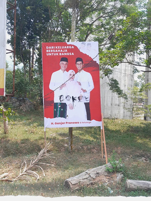 DIRUSAK— Coretan tidak sepantasnya pada salah satu capres dalam Pemilu tahun 2024.