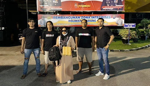 CURI PERHIASAN— Pelaku DL (30) yang mencuri perhiasan majikannya ditangkap Tim Klewang Polresta Padang.