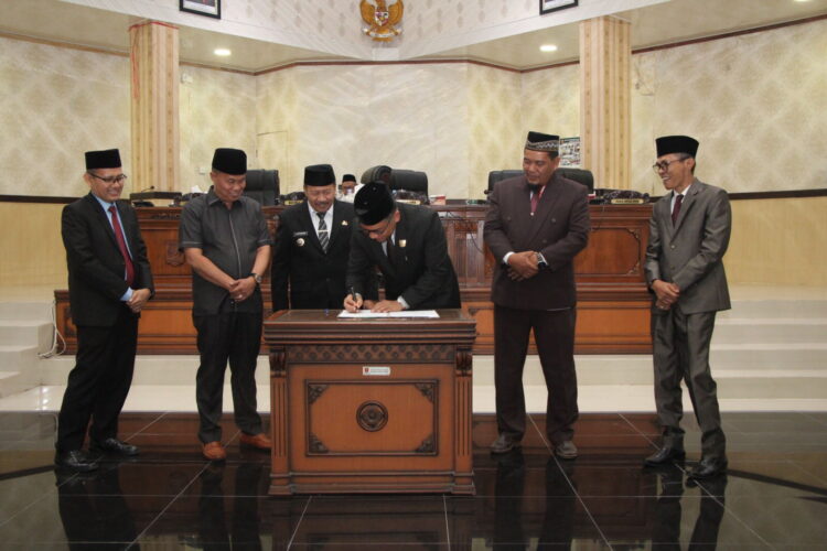 DPRD dan Pemkab Agam Teken Ranperda APBD-P 2023 Rp1,55 Triliun 1 TANDATANGAN— DPRD bersama Pemerintah Kabupaten Agam mengesahkan APBD perubahan Tahun Anggaran 2023 sebesar Rp1,55 triliun lebih dalam paripurna yang dipimpin oleh Ketua DPRD Kabupaten Agam, Dr Novi Irwan serta dihadiri Bupati Agam Dr Andri Warman, Jumat (29/9) di aula utama DPRD Agam.