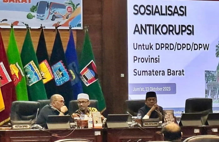 Roadshow Bus KPK ke DPRD Sumbar, Supardi: Kami Senang KPK Hadir Berikan Pencerahan 1 SOSIALISASI— Ketua DPRD Sumbar Supardi menyambut kedatangan rombongan KPK dalam rangka sosialisasi anti korupsi kepada anggota DPRD dan partai politik di Sumbar, Jum’at (13/10).