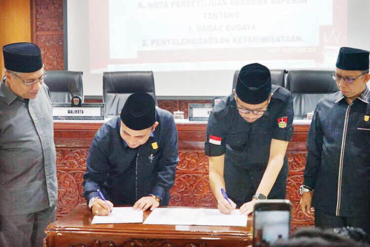 DPRD dan Pemko Bukittinggi Sepakati Pengesahan Ranperda Cagar Budaya 1 TANDATANGAN— Ketua DPRD Beny Yusrial dan Wako Erman Safar menandatangani Nota Persetujuan Bersama atas Ranperda tentang Cagar Budaya untuk ditetapkan menjadi Peraturan Daerah (Perda).