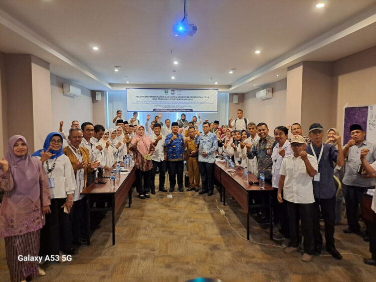 Pelatihan P3PD Gelombang 4 di Provinsi Sumbar, Desa sebagai Fondasi Dasar Kemajuan Bangsa 1 PELATIHAN P3PD— Peserta Pelatihan P3PD gelombang 4 di Provinsi Sumbar berfoto bersama dengan Dirjen Bina Pemdes Kemendagri Eko Prasetyanto.