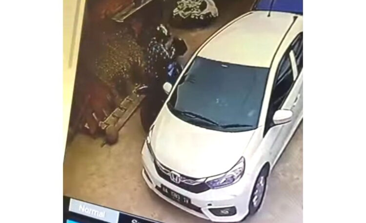 REKAMAN CCTV— 
Pelaku pencurian dengan modus pecah kaca saat menjalankan aksinya di di pelataran parkir Masjid Thaybah, Kelurahan Pasar Ambacang, Kecamatan Kuranji.