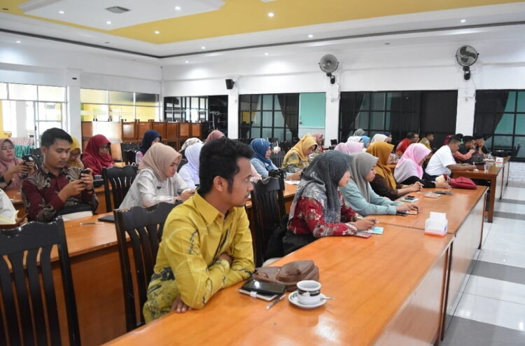 Pengelolaan Limbah Bahan Berbahaya dan Beracun, Elvi Rosanti: Perlu Perhatian Serius Seluruh Perusahaan 1 ARAHAN—Kepala Dinas Kesehatan Elvi Rosanti berikan arahan pada peserta pelatihan untuk membekali, meningkatkan pengetahuan bagi penghasil limbah B3.