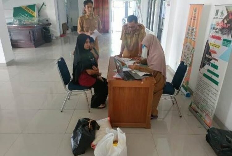 PENDATAAN—Sebelum mendapatkan bantuan bahan pangan dari Dinas Pangan, warga penerima didata terlebih dulu.
