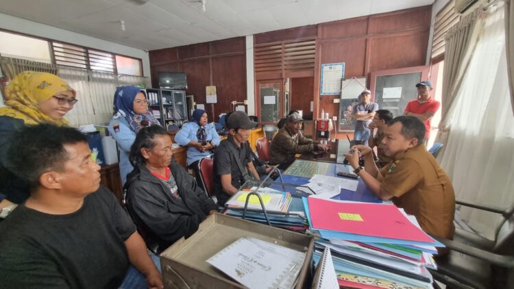 PEMULANGAN 6 WARGA— Dinsos Sumbar melalui Bidang Perlindungan dan Jaminan Sosial (Linjamsos), memproses pemulangan enam warga berstatus Orang Terlantar (OT) ke daerah asal masing-masing di Pulau Jawa, Senin (9/10).