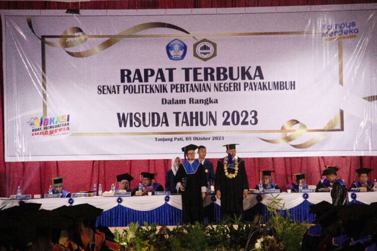 Lulusan Politenik Pertanian Negeri Payakumbuh, Siap Ciptakan Lapangan Kerja 1 WISUDA—Direktur Politeknik Pertanian Negeri Payakumbuh, Kamis (5/10) saat melakukan prosesi wisuda bagi ratusan wisudawan/i dari 9 program studi di aula kampus PPNP Tanjuang Pati.