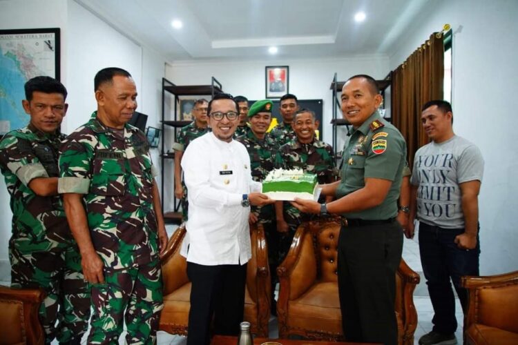 Dirgahayu TNI ke-78, Bupati Eka Putra Ucapkan Selamat 1 BERIKAN KUE— Bupati Eka Putra memberikan kue pada Dandim 0307 Tanahdatar saat peringatan HUT TNI ke-78.