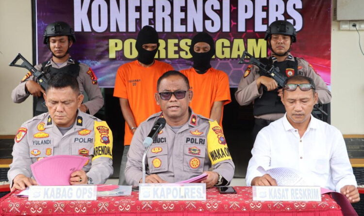 PENCURI MOTOR— Wakapolres Agam, Kompol Andrizal Guci bersama Kasatreskrim memberikan keterangan pers terkait pengungkapan kasus pencurian motor yang dilakukan dua pelaku.